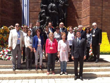 Participantes del Seminario de Líderes 2014 de Argentina, Costa Rica, España, México y Miami, durante la ceremonia de colocación de las coronas en la Plaza del Gueto de Varsovia en Yom Hashoá
